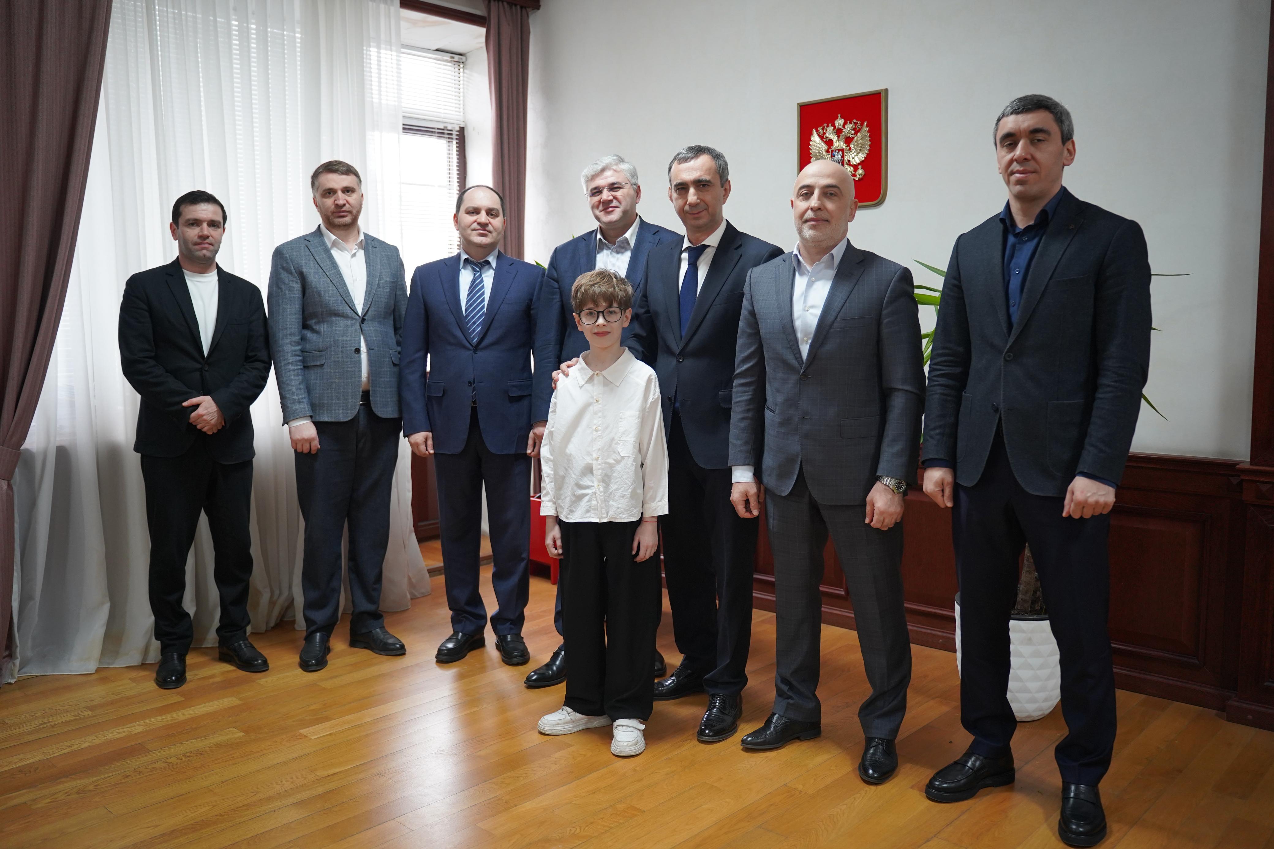 Заур Эминов встретился с 11-летним изобретателем из Дербента